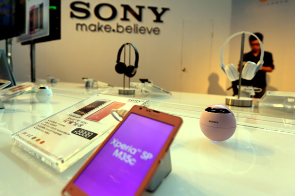 Sony Corp displays its digital products, including smartphones, at an exhibition in Guangzhou, Guangdong province. Sony will reduce its operations in the Chinese smartphone market after reporting weak quarterly sales. [Photo / China Daily]  