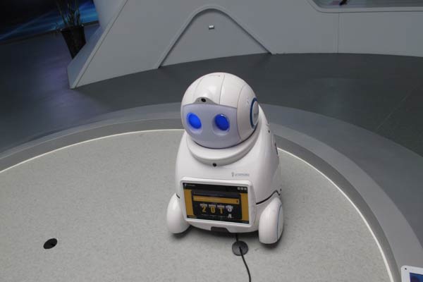 A voice-controlled robot sings children's songs at the software industry park in Linyi, Shandong province, Oct 11, 2014. [Dai Tian / chinadaily.com.cn]  