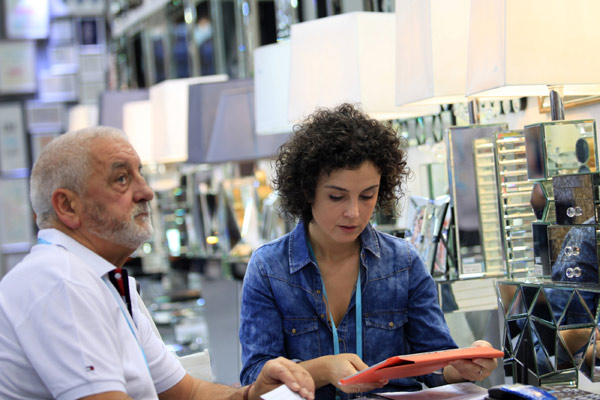 Foreign merchants at the autumn session of the Canton Fair, which closed on 2 Nov 4, 2014 in Guangzhou, Guangdong province. Deals completed during the session was $29.16 billion, down more than 6 percent from the spring session. [Qiu Quanliin / China Daily]
