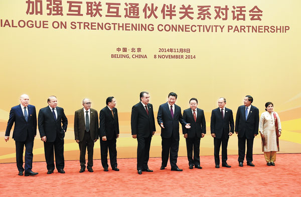 President Xi Jinping and leaders from neighboring countries pose for a photo before a dialogue on connectivity partnerships. [Photo by Wang Ye/Xinhua]