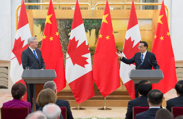 Premier Li Keqiang (R) and Canadian Prime Minister Stephen Harper jointly meet the journalists after they hold talks in Beijing, Nov 8, 2014. [Photo/Xinhua]  
