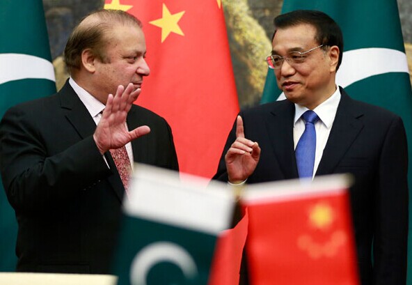 Premier Li Keqiang talks to Pakistani Prime Minister Muhammad Nawaz Sharif in the Great Hall of the People in Beijing on Saturday. After the meeting, the two leaders witnessed the signing of a series of cooperation agreements. Photo by Feng Yongbin/China Daily