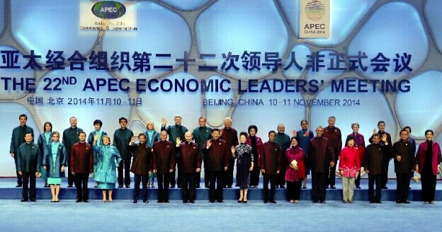 Chinese President Xi Jinping and his wife Peng Liyuan pose for a group photo with participants of the 22nd APEC Economic Leaders' Meeting and their spouses ahead of a welcome banquet in Beijing, capital of China, Nov. 10, 2014. (Xinhua/Ju Peng)