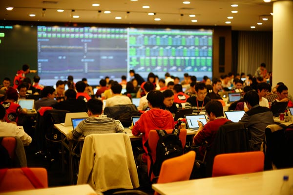 Workers at Hangzhou-based China's Alibaba Group Holding Ltd handle orders on the e-commerce giant's 11/11 online sales event on Tuesday, Nov 11. Shoppers placed a record number of orders on Alibaba's platforms within the first 40 minutes and sales exceeded 10 billion yuan ($1.6 billion). [Photo provided to chinadaily.com.cn]  