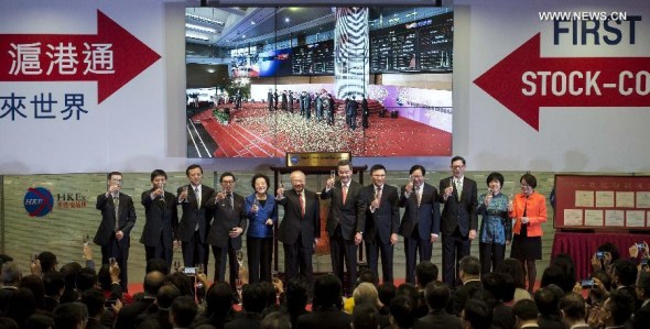 Hong Kong's Chief Executive Leung Chun-ying (6th R) and Chow Chung-kong (6th L), chairman of the Hong Kong Exchanges and Clearing Limited (HKEx), toast during the launching ceremony of Shanghai-Hong Kong Stock Connect in Hong Kong, south China, Nov 17, 2014.  (Xinhua/Lui Siu Wai) 