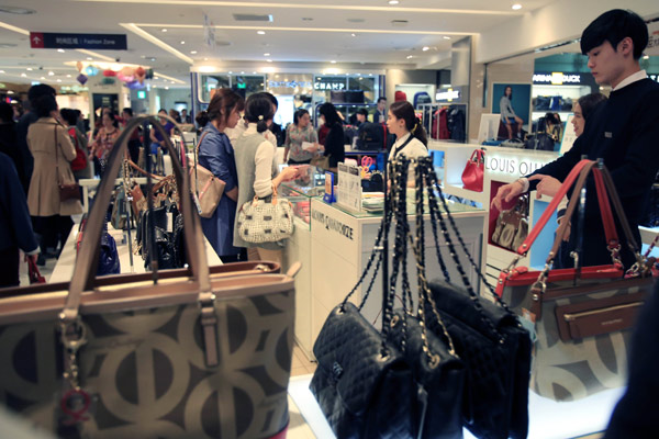 Chinese visitors at a duty-free shop in Seoul, South Korea. China-South Korea trade reached $274 billion in 2013, a 7 percent year-on-year increase. [Zhu Xingxin / China Daily]  