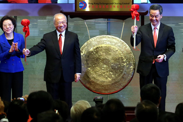 Hong Kong Exchanges and Clearing Ltd Chairman Chow Chung-kong (second left) and Hong Kong Chief Executive Leung Chun-ying (right) prepare to hit a gong during the launch ceremony of the Shanghai-Hong Kong Stock Connect, at Central in Hong Kong on Monday. [Roy Liu / China Daily]  