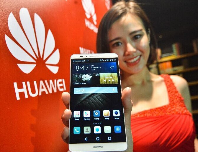 A model shows Huawei's newly-released smartphone MATE-7 in Kuala Lumpur, November 14, 2014. (Photo source: Xinhuanet photo)  