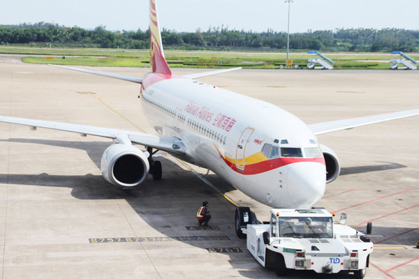 A Hainan Airlines aircraft on the runway at the Meilan International Airport in Haikou, capital of Hainan province. The carrier has maintained high capacity growth to cope with the increase in travelers. [Photo / Provided to China Daily]  