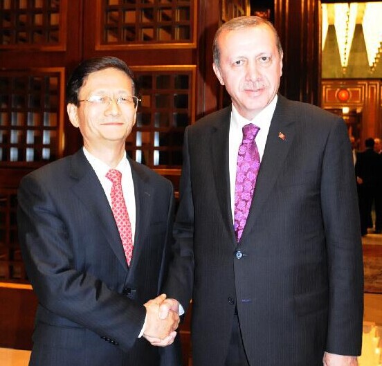 Turkish President Recep Tayyip Erdogan (R) meets with Meng Jianzhu, special envoy of Chinese President Xi Jinping, secretary of Central Politics and Law Commission of the Communist Party of China and member of CPC Politburo Standing Committee, at the new Presidential Palace in Ankara, capital of Turkey, on Nov. 18, 2014. (Xinhua/Zheng Jinfa)