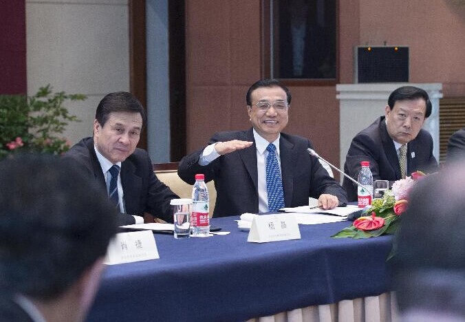 Chinese Premier Li Keqiang (C rear) speaks during his meeting with representatives attending the World Internet Conference, in Hangzhou, capital of east China's Zhejiang Province, Nov. 20, 2014. (Xinhua/Wang Ye)