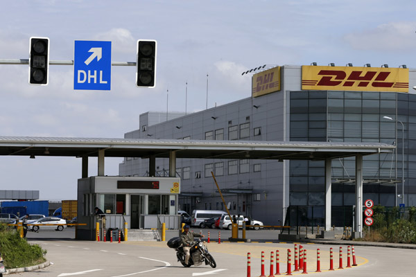 The DHL outlet in the China (Shanghai) Pilot Free Trade Zone. The company will invest another 113 million euros ($141 million) in the Chinese market. [Zhao Yun / For China Daily]  