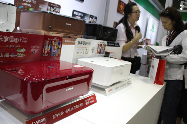 Canon printers on display at an exhibition in Beijing. Canon's digital printing technology will help users custom-order their favorite books. [Wu Changqing / For China Daily]