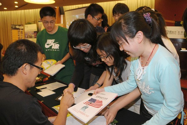 Yu Minhong (left), chief executive officer of New Oriental Education and Technology Group, talks with students who plan to sit the Test of English as a Foreign Language in this file photo. [Photo / Provided to China Daily]  