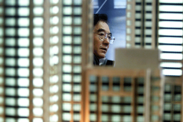 A potential house buyer at a real estate promotion event in Beijing. The Chinese property market is expected to face pressure next year due to the economic slowdown. [Photo / Provided to China Daily]  