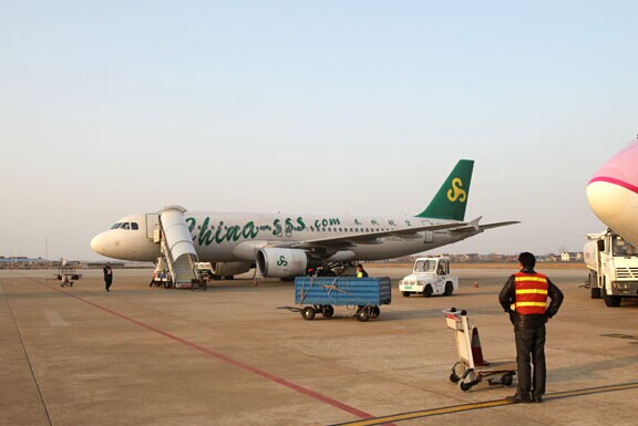 A Spring Airlines plane at an airport in Nantong, Jiangsu province. Low-cost airlines are set to take off in China. [Provided to China Daily]  