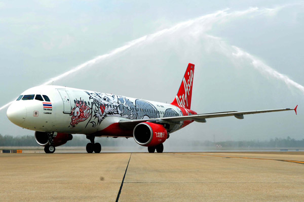 An AirAsia plane landing at the Tianhe International Airport in Wuhan, Hubei province. The carrier will add direct flights between small cities in China and Southeast Asian destinations. [Jin Siliu / For China Daily]