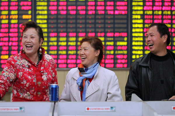 Stock investors are all smiles at a securities brokerage in Nantong, Jiangsu province, on Nov 24. The benchmark Shanghai Composite Index rose by 1.85 percent to close at 2532.88 points. [Xu Congjun / China Daily]  