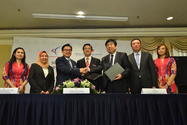 China's CNR Changchun Railway Vehicles Co Ltd (CRC) signed an agreement with Malaysia's Express Rail Link Sdn Bhd (ERL) in Kuala Lumpur, Nov 25, 2014. [Photo/Xinhua]  
