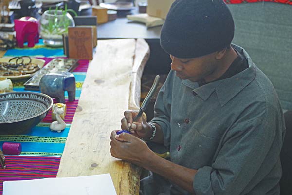 A craftsman works on handicrafts at African Heritage Design Company in Nairobi, Kenya. ZHU QIWEN/CHINA DAILY  