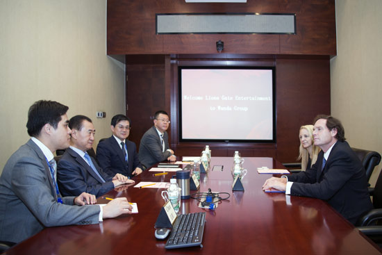 A photo of Wanda Group Chairman Wang Jianlin held talks with Lions Gate Entertainment Chairman Mark Rachesky in Beijing is shown on the firm's official website on Oct 8, 2014. [Photo/wanda-group.com] 