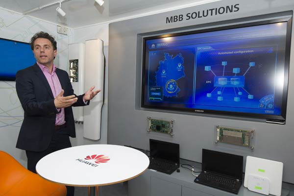A European employee of Huawei Technologies Co Ltd introduces the company at a tech expo held in Zagreb, capital of Croatia, in August. The company opened its first office in the United Kingdom in 2001 and now has 15 offices across the country. [Photo/Xinhua]  