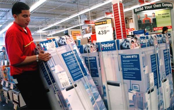 A shop assistant adjusts a Haier air conditioner in a store in Queens, New York. [Photo/China Daily]