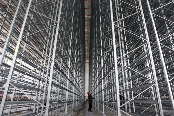 According to the China Association of Warehouses and Storage, China has only 14 million square meters of modern standard logistics facilities, and that is just 2 percent of the total supply. [Photo/Xinhua]  