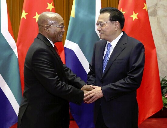Chinese Premier Li Keqiang (R) meets with South African President Jacob Zuma at the Great Hall of the People in Beijing, capital of China, Dec. 4, 2014. (Xinhua/Pang Xinglei) 