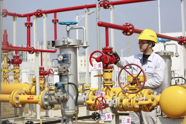 A worker inspects natural gas supply facilities in Jiujiang, Jiangxi province. Natural gas has become an important option in the world's largest energy consumer, and it plays a vital role in optimizing the energy mix. ZHANG HAIYAN/CHINA DAILY  