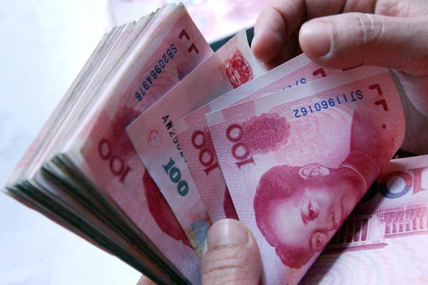Taking into account domestic and overseas economic conditions, China may retain its targeted easing in monetary policy in 2015 to avoid a hard landing of the economy, with the possibility of further cuts in both bank reserve requirement ratio and benchmark interest rates, experts say. [Provided to CHINA DAILY]