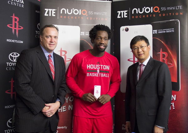 From right: ZTE USA CEO Cheng Linxin joins its endorsed Houston Rockets player Patrick Beverley and Rockets CEO Tad Brown to announce charity program the Season of Giving on Sturday in Houston. May Zhou / China Daily