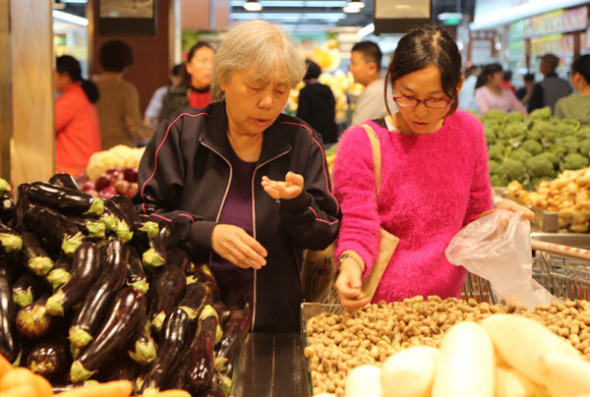 Consumers shop in a supermarket in Xuchang city, Central China's Henan province, Oct 6, 2014. [Photo/China Daily]