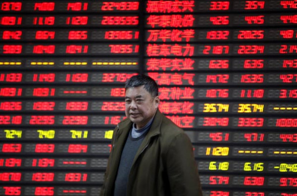 An investor smiles at a securities brokerage in Huaibei city, Anhui province, on Dec 8, 2014. [Photo / Asianewsphoto by Xie Zhengyi]