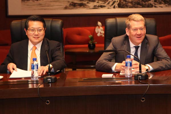 Aaron Hsin (left), president of Teradata Greater China and Hermann Wimmer, president of Teradata's international group, answer questions during a news conference in Beijing. [Provided to China Daily]  