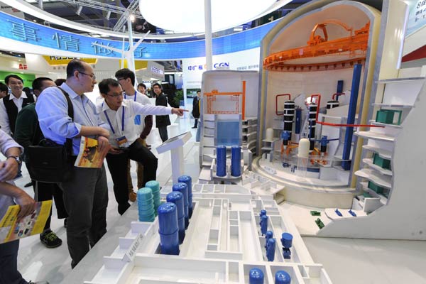 Visitors to a high-tech expo in Shenzhen examine nuclear power station models at the booth of China General Nuclear Power Corp. The Shenzhen-based nuclear giant established subsidiary CGN Europe Energy in June to explore the European renewable energy market.[Photo/Xinhua]  