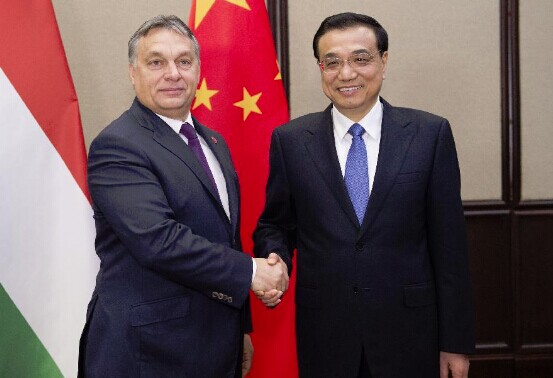 Chinese Premier Li Keqiang (R) meets with Hungarian Prime Minister Viktor Orban in Belgrade, Serbia, Dec. 17, 2014. (Xinhua/Huang Jingwen)