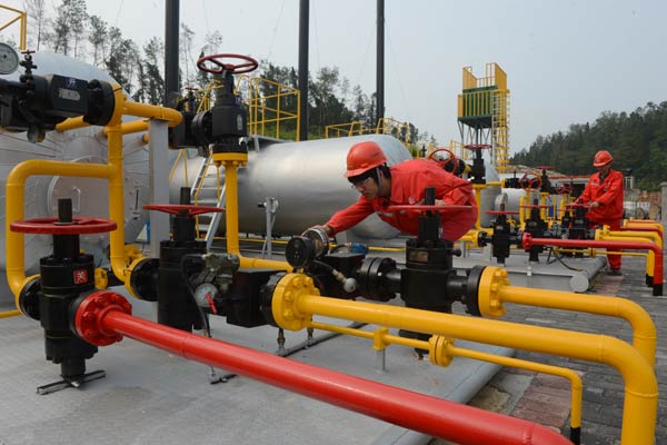 Technicians check shale gas transport facilities in Chongqing. China is believed to possess the world's biggest estimated technically recoverable shale gas resources.[Provided to China Daily]   