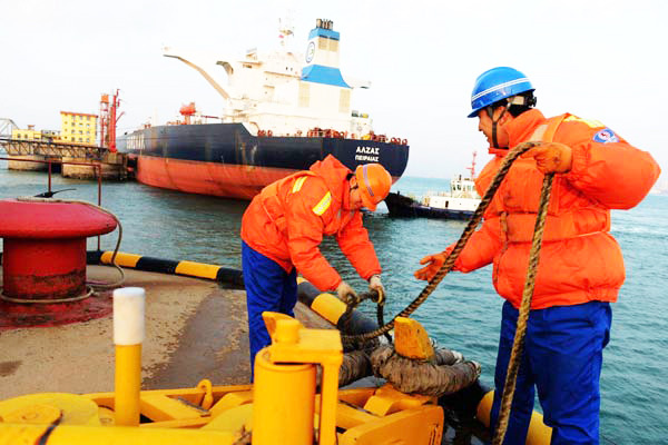 A foreign oil tanker docks in Qingdao, Shandong province. Authorities should be encouraged to introduce a market mechanism to strictly supervise any overseas acquisitions by China's oil companies now, experts said. [YU FANGPING/FOR CHINA DAILY]  