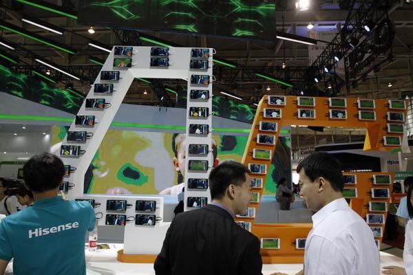 Smartphone shipment growth in China will plummet by more than half to 7.8 percent next year, the first single-digit level since 2009, an industry report has warned. DONG JINLIN/CHINA DAILY  