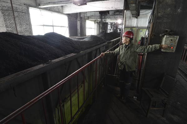 A coal washing line in Lyuliang, Shanxi province. Nonperforming loan ratios have surged in regions that rely heavily on coal, whose prices are sinking as the economy slows. [Provided to China Daily] 