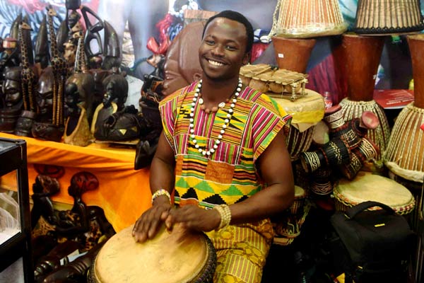A businessman from Ghana promotes his products during an expo in Nanning in the Guangxi Zhuang autonomous region. [Photo/Xinhua]