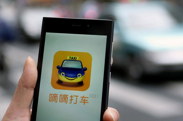 A passenger uses car-calling service app Didi Dache on a smartphone in Shanghai, on May 16, 2014. [Photo/Xinhua]
