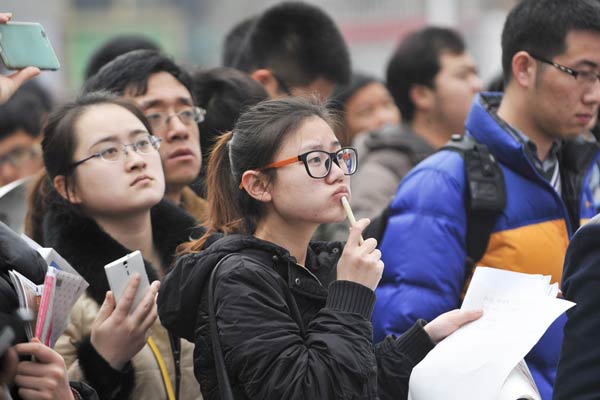 Graduates seek prospects at a job fair in Hangzhou, Zhejiang province. They face tougher challenges in a slower economy. YANG XIAOXUAN/CHINA DAILY  