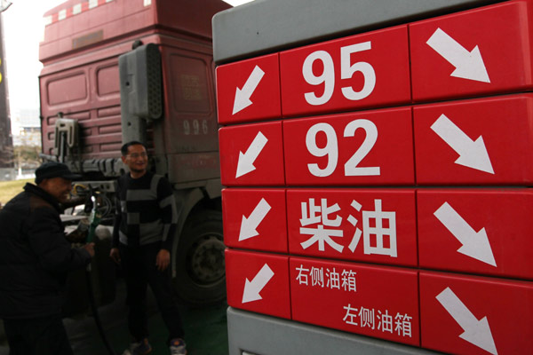 A gas station in Nantong, Jiangsu province. Continued falls in global crude oil prices have triggered another cut in domestic retail fuel prices, with the nation's top economic planning agency saying that the revised prices will come into effect on Dec 27. [Xu Congjun / for China Daily]