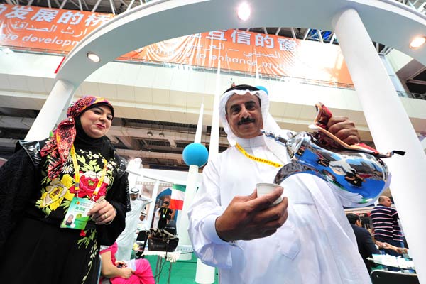 Arab customers check out products at a trade expo in Yinchuan, Ningxia Hui autonomous region. China plans to accelerate negotiations on a free trade agreement with GCC. [Photo/Xinhua]  