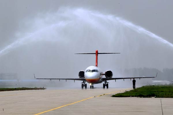 An ARJ21-700 regional aircraft arrives at Xi'an Yanliang Airport, April 28, 2014. [Photo/Xinhua]  