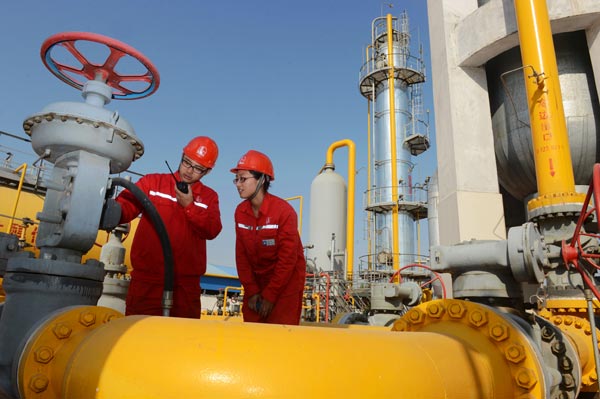 Sinopec workers inspect a natural gas facility in Puyang, Henan province. [Photo/China Daily]