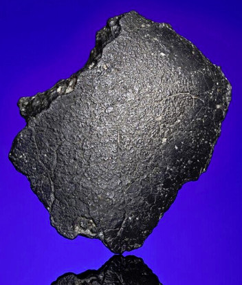Black beauty: Christie's, the world's leading auction house, recently held its first ever meteorite auction that attracted ample interest from Chinese bidders. [Photo/China Daily]  