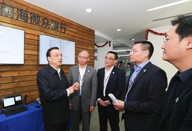 Premier Li Keqiang visits Webank, China's first Internet-based banking service, in Shenzhen, Guangdong province, on Jan 4. [Photo: gov.cn]